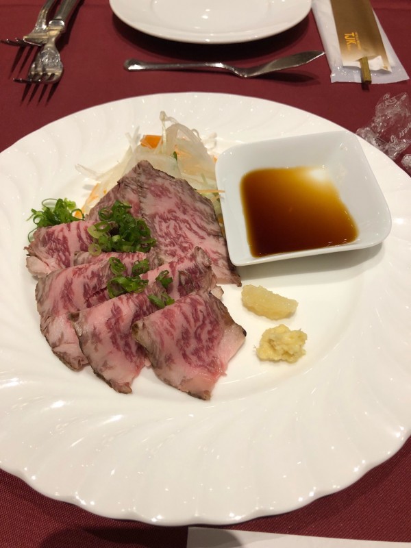 大人はコース料理、子供はブッフェ形式